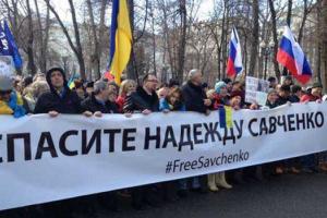 В центре Москвы громко спели гимн Украины