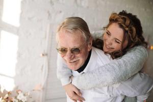 Иван Краско и его 25-летняя супруга устроили фотосессию ко Дню влюбленных