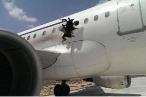 В столице Сомали экстренно сел самолет после взрыва на борту