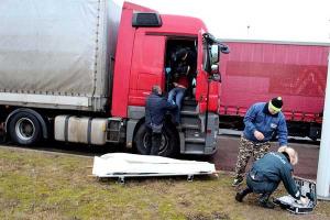 Российский дальнобойщик, стоя в очереди на границе, повесился прямо в кабине своей фуры 