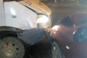 В Мариуполе маршрутка столкнулась с "Рено"