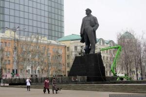В Донецке восстановили взорванный недавно памятник Ленину