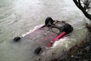 На Закарпатье машина съехала в реку, водитель погиб