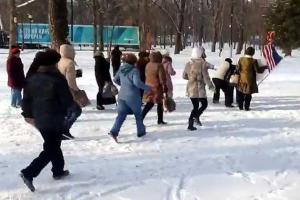 В России толпа старух напала на пикет с флагом США