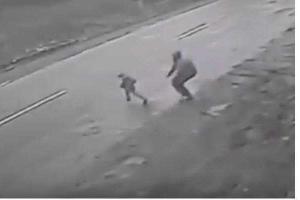 В сети появилось видео спасения ребенка из-под колес авто