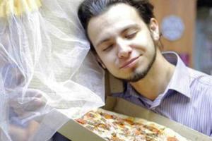 В России молодой человек женился на пицце