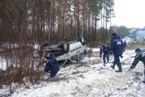 На Киевщине спасатели вызволили женщину-водителя из перевернувшегося авто