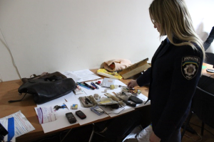 Столичные полицейские задержали киевлянку, которая с ножом набросилась на женщину