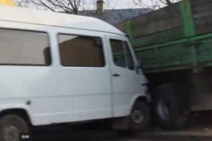 В Черновицкой области столкнулись три автомобиля, есть жертвы