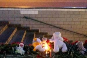 Москва скорбит: в память о 4-летней Насте вход в метро заполняется игрушками и цветами