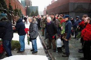 В день смерти Сталина тысячи россиян несли цветы к его могиле