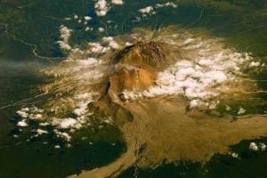 На Камчатке вулкан Шивелуч выбросил столб пепла на высоту шесть километров