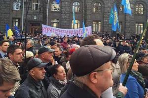 Украинцы вышли на пикет под стены Администрации Президента