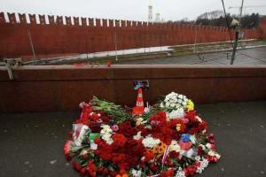 Коммунальщики вновь вывезли цветы и портреты с места убийства Бориса Немцова