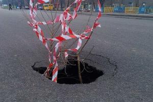 На недавно отремонтированной дороге в Днепропетровске провалился асфальт