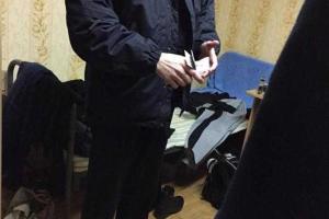 Патрульного, который украл 17 тысяч долларов, посадили под домашний арест