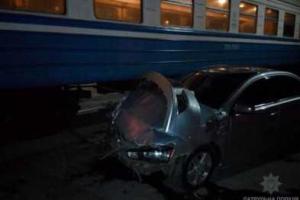 В Харькове иномарка врезалась в движущийся поезд