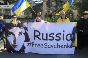 Люди в Тбилиси требовали освободить Савченко