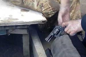 В Харькове мужчина в камуфляже поставил на колени школьников и стрелял в землю