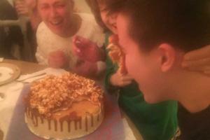 Наталья Королевская окунула собственного сына лицом в торт