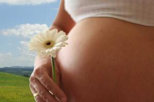 Из-за курения матери ребенок может постареть еще в утробе