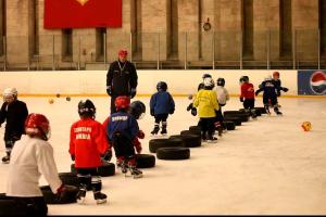 В Москве во время тренировки по хоккею погиб 10-летний мальчик