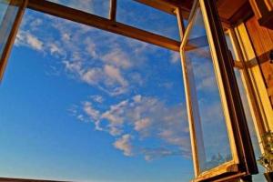 В Москве девочка выпала из окна многоэтажки и осталась жива