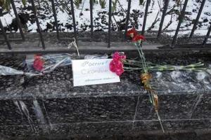 Крушение "Боинга": киевляне несут цветы к посольству РФ