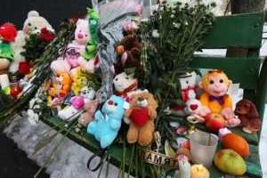 В России прошли тихие похороны девочки, зверски убитой няней - СМИ