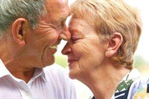 Женщины живут дольше, но хуже мужчин - ученые