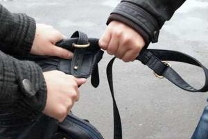Во Львове задержаны двое парней, которые ограбили прохожего