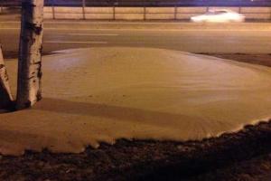 В Петербурге из-под земли бьет фонтан с непонятным содержимым