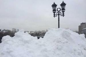 Сильнейший снегопад парализовал Москву, на дорогах многокилометровые пробки