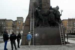В Запорожье продолжается демонтаж памятника Ленину