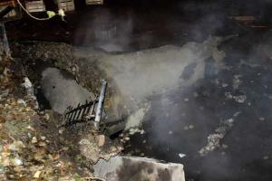 Из-за аварии коллектора бетоновоз провалился под асфальт в Киеве