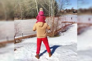 Навка показала в соцсети Пескова в «офигительных штанах»