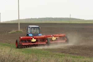 В Донецкой области на взрывном устройстве подорвался трактор