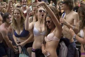 Онанисты со всего мира соберутся в Праге для групповой мастурбации