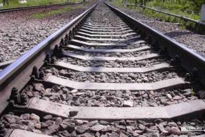 На Киевщине погиб молодой парень, который ради острых ощущений лег на рельсы под поезд