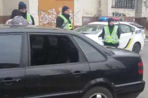 Пьяный водитель дважды за ночь попался херсонским полициейским и покусал одного из них