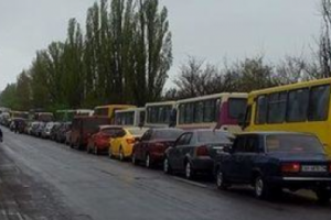 На пунктах пропуска Донбасса люди дерутся в очереди