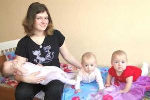 Украинка родила тройняшек с разницей больше месяца
