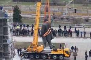 Памятник Ленину в Запорожье наконец-то удалось снять с постамента