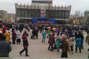 Масленица в Луганске: люди лазили на столб ради еды 