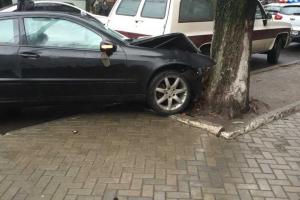 В Днепропетровске "Мерседес", который преследовала полиция, врезался в дерево