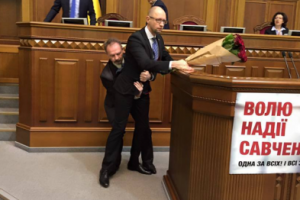 Судьба Яценюка: одесского депутата Боровика вынесли из трибуны за то же место