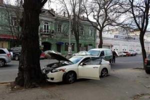 В центре Одессы водитель иномарки "впечатался" в дерево