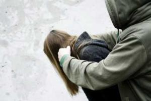 На Харьковщине мужчина затащил школьницу в гаражи и пытался изнасиловать 