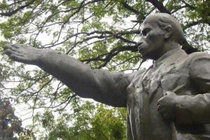 На Кубани памятник Ленину после реставрации стал похож на неандертальца