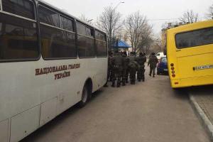 В Киеве российское посольство забрасывают флаконами с йодом